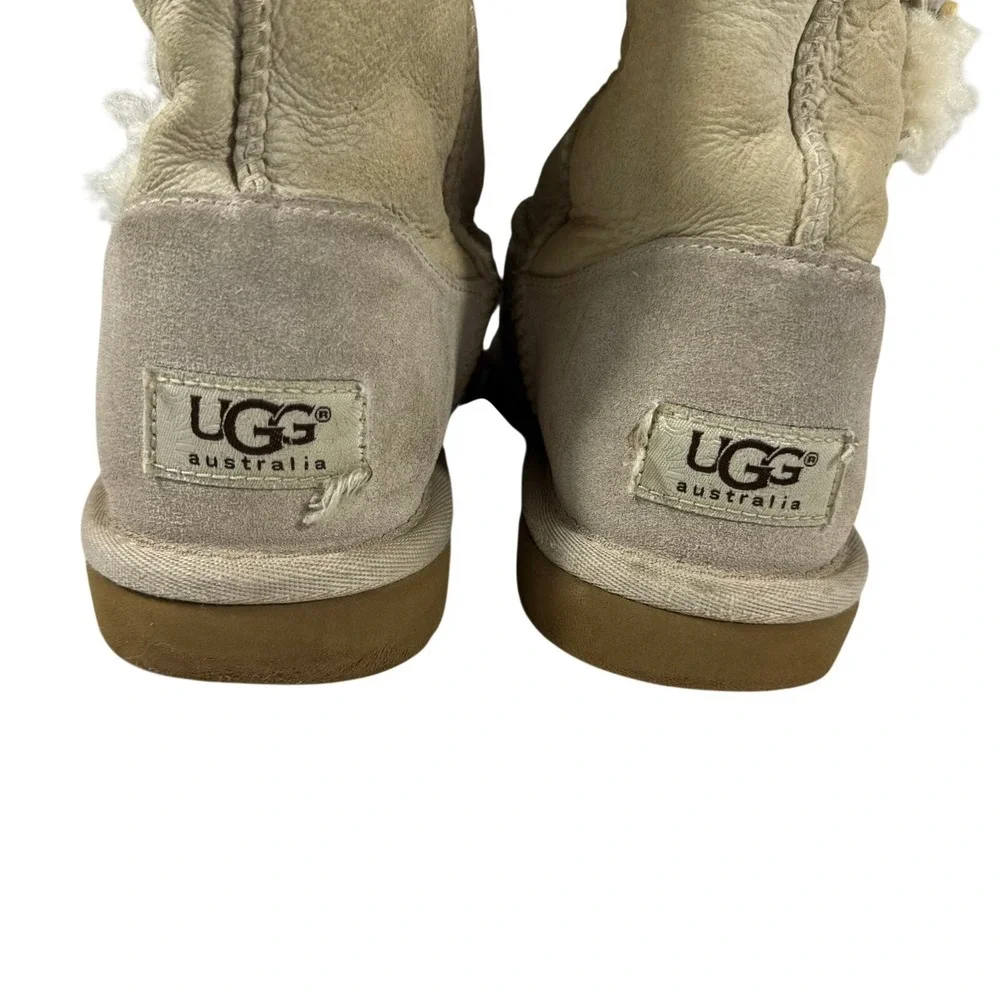 UGG Australia‎ Bailey Button Triplet Beige Tall Boots Youth(big Kid) 2 Sheepskin